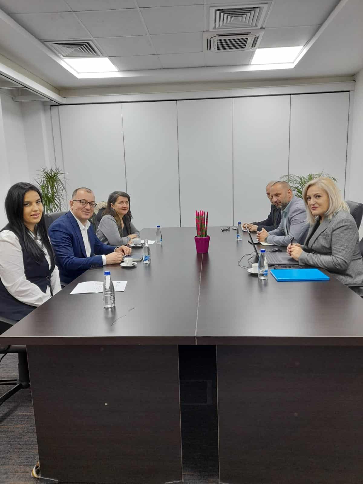 Institut za drzhavnu upravu i Regulatorna komisiјa za јavne nabavke odrzhali sastanak na koјem se ra