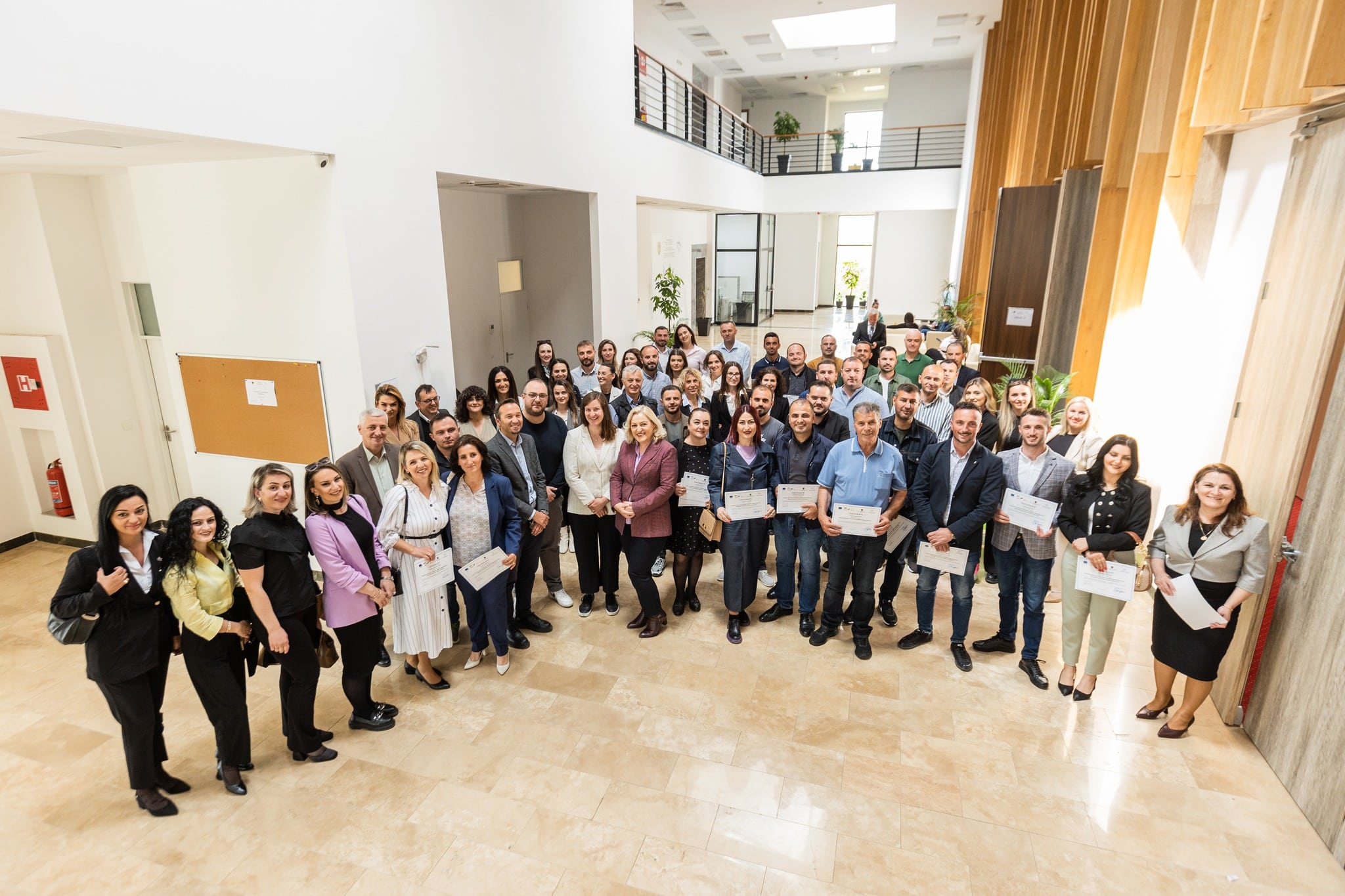 Shpërndarja e certifikatave për trajnimin “Parandalimi dhe zvogëlimi i barrës administrative”